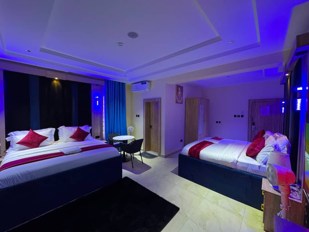 Guests at Tonelz Hotel